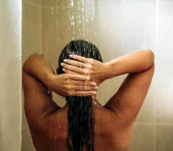 12 najlepszych szamponów przeciw wypadaniu, które warto włączyć donbsp;codziennej pielęgnacji włosów