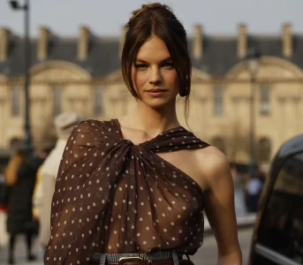 Bluzka zamiast koszuli? Tak, ale wnbsp;grochy. Kultowa wnbsp;latach 60. dziś znów zachwyca elegancją