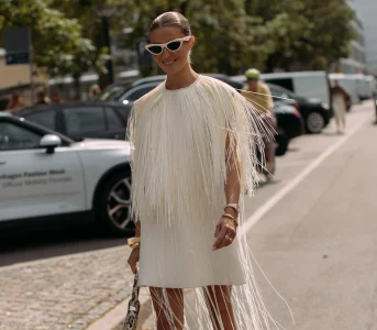 Koniec ery małej czarnej, teraz nosimy białą mini wnbsp;stylu retro. Tak robią to Francuzki