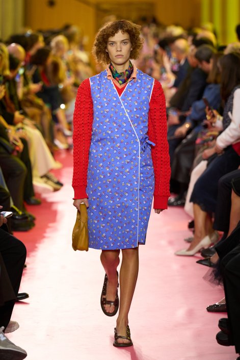 apron-dress-trendy-wiosna-lato-2026-Miu Miu S26 013