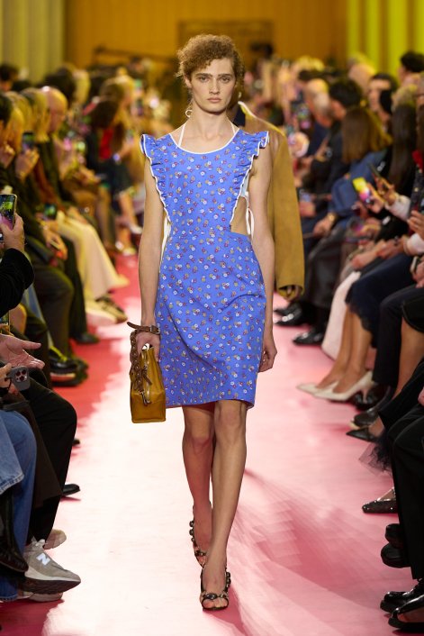 apron-dress-trendy-wiosna-lato-2026-Miu Miu S26 015
