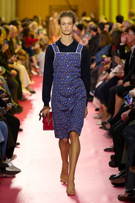 apron-dress-trendy-wiosna-lato-2026-Miu Miu S26 017