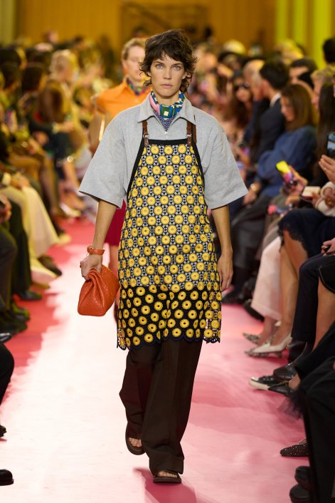 apron-dress-trendy-wiosna-lato-2026-Miu Miu S26 039