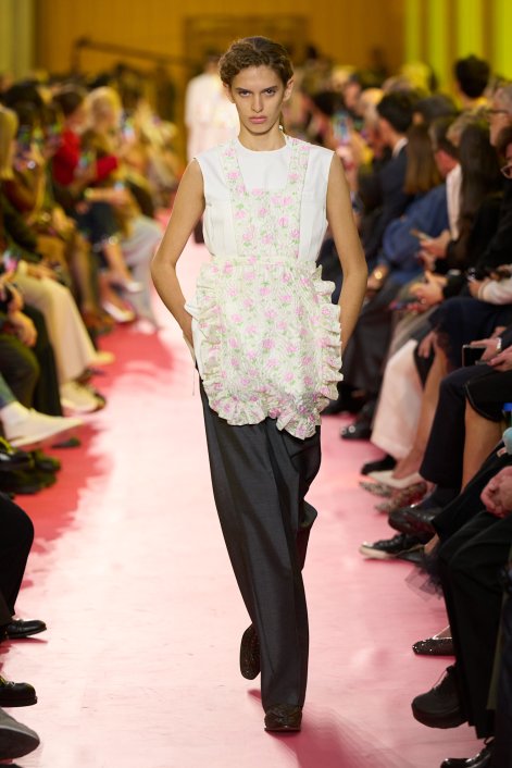 apron-dress-trendy-wiosna-lato-2026-Miu Miu S26 053