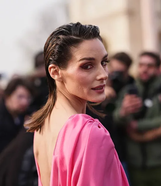 Efekt „wet hair” wraca nanbsp;salony. Jak nosić mokre włosy, by wyglądały luksusowo?