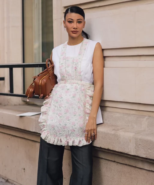 Apron dress na&nbsp;paryskich ulicach. Czy ten zaskakujący fason wyjdzie poza tydzień mody?
