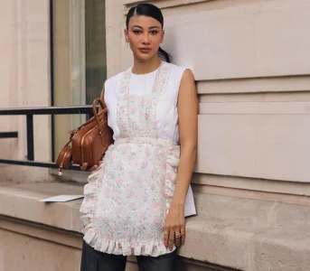 Apron dress nanbsp;paryskich ulicach. Czy ten zaskakujący fason wyjdzie poza tydzień mody?