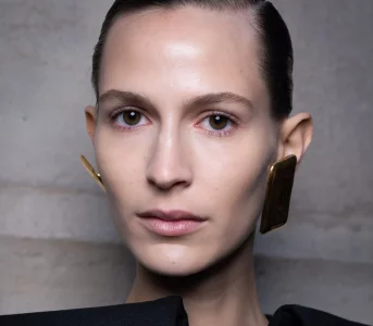 Nowe kremy pod oczy, które działają lepiej niż kostki lodu. Natychmiast „budzą” spojrzenie