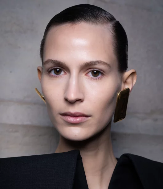 Nowe kremy pod oczy, które działają lepiej niż kostki lodu. Natychmiast „budzą” spojrzenie