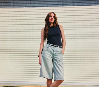 6 najmodniejszych modeli szortów Levis. To powrót stylu Y2K wnbsp;nowej, bardziej eleganckiej wersji