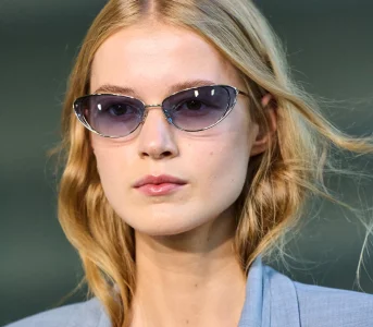 10 kompaktowych kosmetyków znbsp;SPF, które warto mieć wnbsp;torebce. Są niewielkie, ale niezawodne