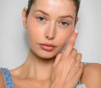 Moje dłonie nie zdradzają mojego wieku. Tych kremów używam, aby zapobiegać  wysuszeniu inbsp;przebarwieniom