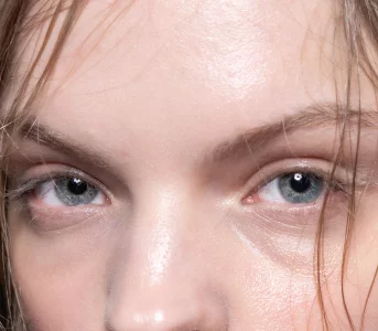 Błąd przy demakijażu, który popełnia większość kobiet. Jak zmyć oczy dokładnie, ale delikatnie