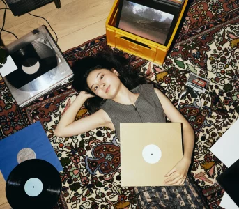 Gen Znbsp;odkłada telefony inbsp;wybiera analogowe hobby. Ekspertka tłumaczy, skąd ta zmiana