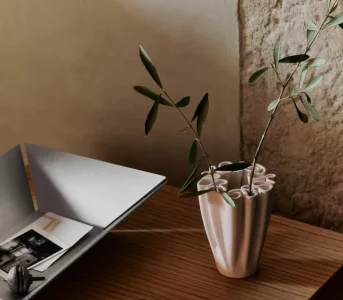 Bukiet bez wysiłku? 6 designerskich wazonów, w&nbsp;których kwiaty układają się same