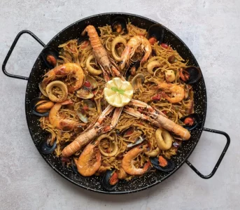Restauracje hiszpańskie w&nbsp;Warszawie: tu serwowane są najlepsze paella, patatas bravas i&nbsp;owoce morza