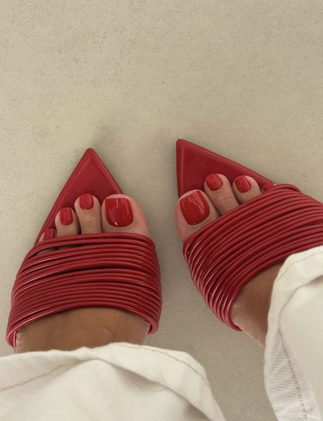 modny-pedicure-na-lato-2026-31
