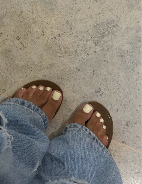 modny-pedicure-na-lato-2026-12