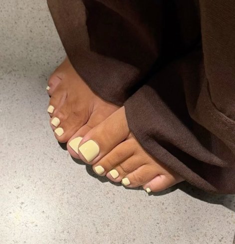 modny-pedicure-na-lato-2026-13