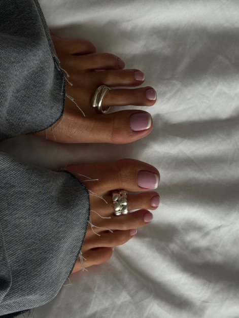 modny-pedicure-na-lato-2026-9