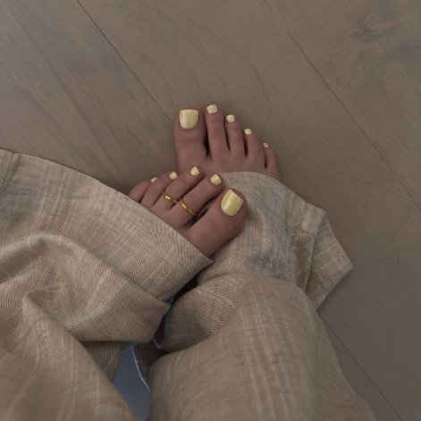 modny-pedicure-na-lato-2026-11