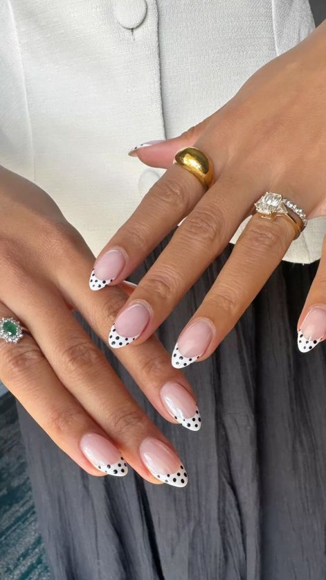 polka-dot-nails-inspiracje-na-lato-2026-15