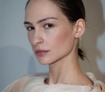 5 kosmetyków, które kocha dojrzała skóra. Świetnie modelują owal twarzy