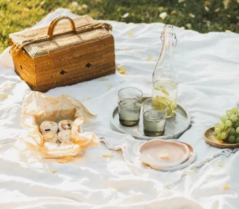 „Picnic aesthetic”: instagramowa moda czy sztuka celebrowania codzienności? Pytamy eksperta