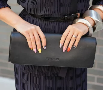 34 inspiracje nanbsp;multikolorowy manicure. Ożywi nawet najprostsze stylizacje