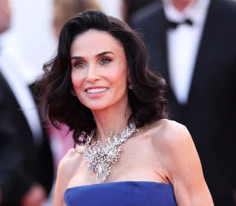 W Cannes Demi Moore zachwyciła fryzurą. Efektowny lob inspirowany Hollywood lat 50. ma już swoją nazwę