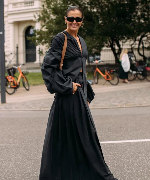 18 stylizacji w&nbsp;czerni inspirowanych chłodną elegancją Kasi Lins. Tak to robią Skandynawki