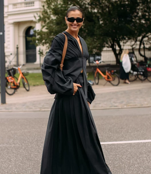 18 stylizacji wnbsp;czerni inspirowanych chłodną elegancją Kasi Lins. Tak to robią Skandynawki