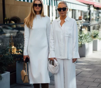 Biały total look to nie tylko sukienka. Eleganckie komplety to wybór Francuzek nanbsp;lato
