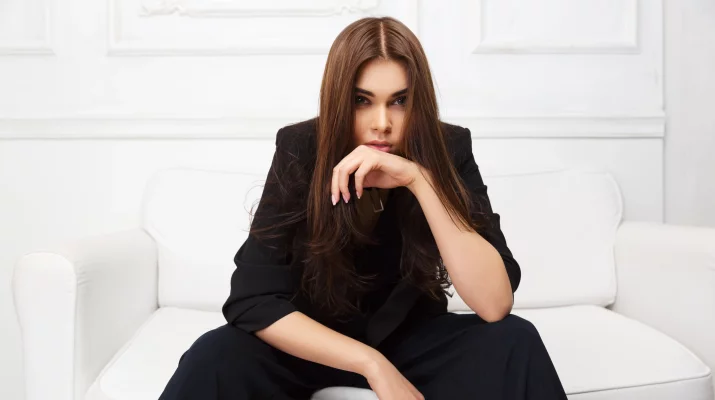 Potrafią regulować emocje. Odporne psychicznie kobiety te 6 rzeczy robią inaczej