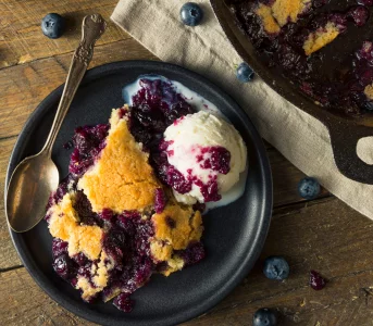 Blueberry cobbler robi furorę tego lata. Jagody jeszcze nigdy nie smakowały tak dobrze