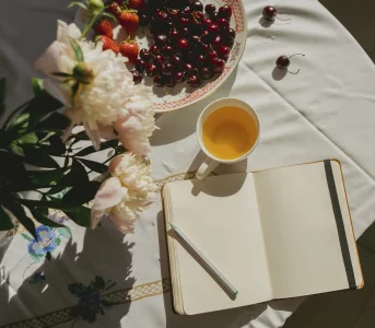 Fenomen journalingu. Ekspertka wyjaśnia, dlaczego Generacja Znbsp;wraca donbsp;prowadzenia dzienników