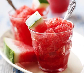 Najprostszy deser tego lata? Viralowy sorbet znbsp;arbuza zachwyca kremową konsystencją