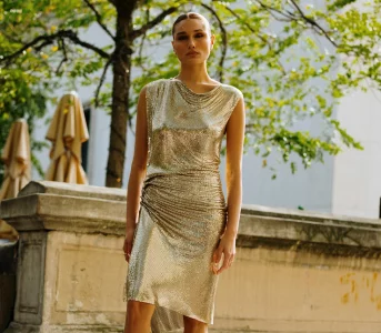 Od satynowej slip dress ponbsp;cekinową maxi. Złote sukienki rządzą wnbsp;tym sezonie ślubnym