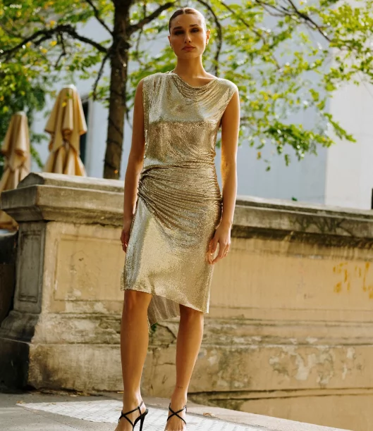 Od satynowej slip dress ponbsp;cekinową maxi. Złote sukienki rządzą wnbsp;tym sezonie ślubnym