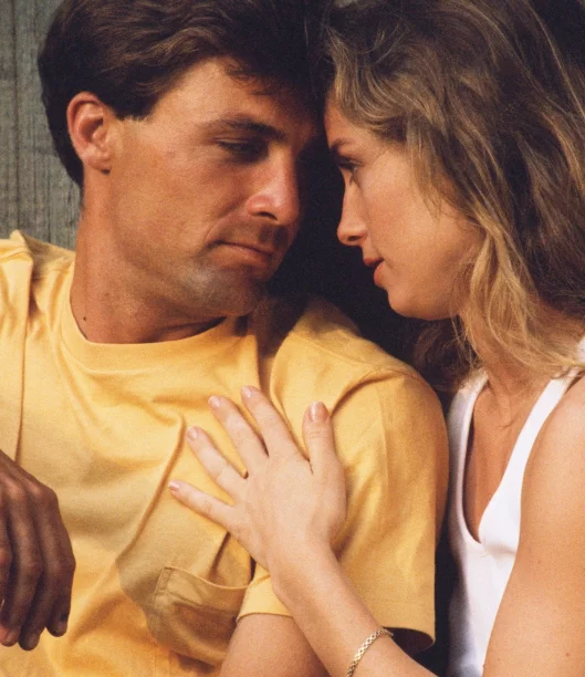 Miłość pod napięciem. Jak lęk dyskretnie przejmuje kontrolę nad związkiem? Wyjaśnia psychoterapeutka