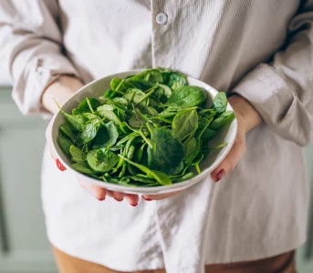 10 letnich produktów, które wspierają spalanie tłuszczu. Co jeść, żeby poprawić metabolizm?