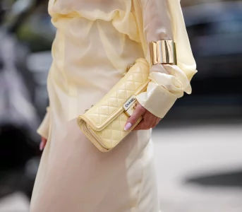 Lemon french to najmodniejszy manicure sezonu. Idealny dla minimalistek