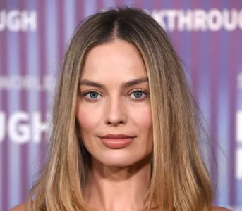 Margot Robbie stawia nanbsp;fryzurę znbsp;lat 90. Slip bob nosiły Naomi Campbell inbsp;Gwyneth Paltrow
