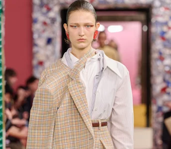 Projektanci Celine inbsp;Acne Studios są zgodni. Double shirt to hit tej jesieni