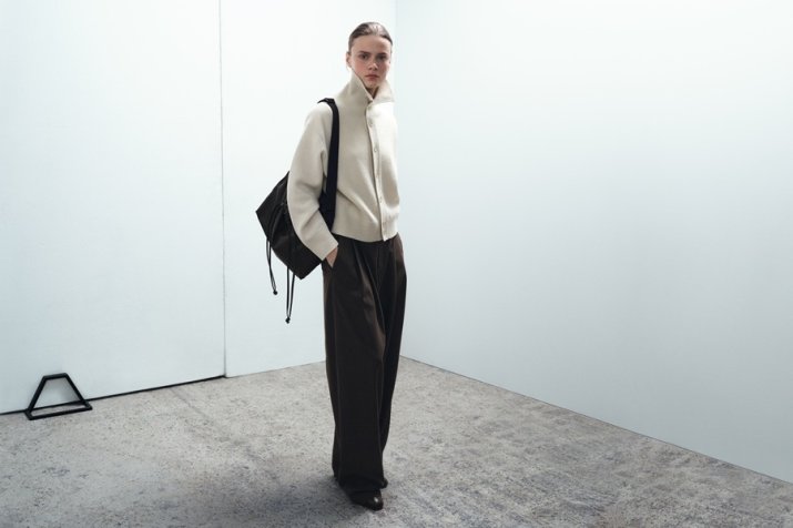 PE_Uniqlo_U_FW26_SHOT_17_DARIA_201_SZ_F10_EXT01_3x2