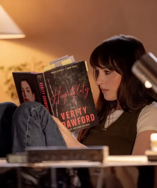 Anne Hathaway inbsp;Dakota Johnson wnbsp;historii, wnbsp;której nic nie jest takie, jak się wydaje
