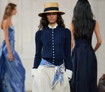 Ten duet kolorów znamy ze szkoły. Ralph Lauren wydobywa znbsp;niego nowoczesną elegancję