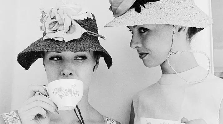 7 nawyków eleganckich kobiet podczas spotkań towarzyskich. Tym się wyróżniają