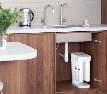 Jak pić zdrową wodę znbsp;kranu? Oto najczęstsze fakty inbsp;mity dotyczące domowych filtrów