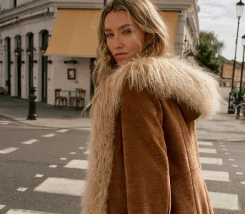 Zyskał sławę dzięki Kate Hudson. Teraz płaszcz Penny Lane wraca inbsp;zachwyca nanbsp;nowo